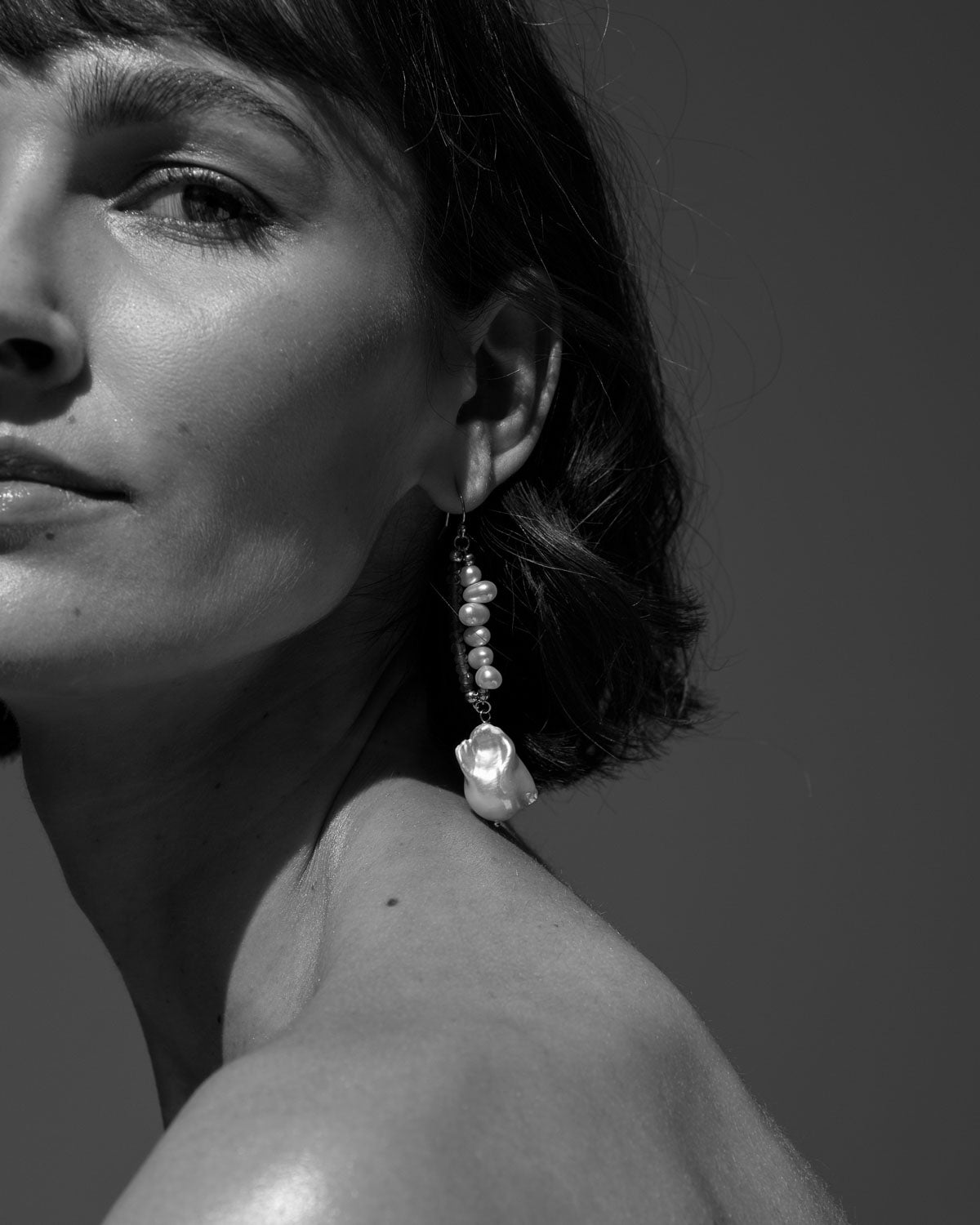 monái baroque pearl and Arizona turquoise earrings worn by model – statement dangle earrings with luminous pearls and vibrant turquoise, handcrafted for elegant, modern style